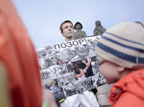 Студенты пытались помещать активистам Навального подать заявку на митинг в Екатеринбурге