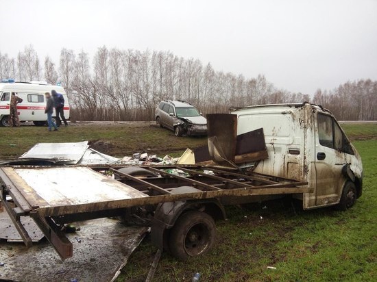 В Знаменском районе столкнулись внедорожник и "ГАЗель": двое пострадали