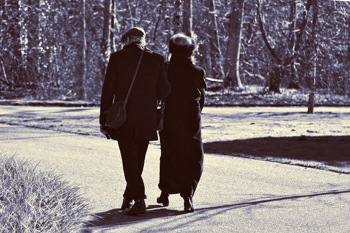 Мужчина и женщина гуляют на улице ранней весной. Man and woman Walking on the Road. Не 2 двое по 11