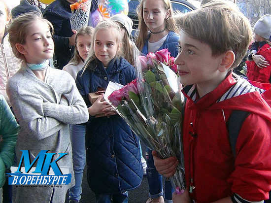 Победителя телешоу «Голос. Дети» встречали цветами и овациями