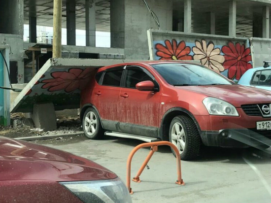 Ветер повалил бетонный забор на машину в Екатеринбурге
