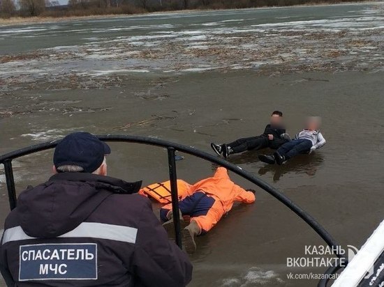 В Татарстане сотрудники МЧС спасли двух мальчишек, провалившихся под лед