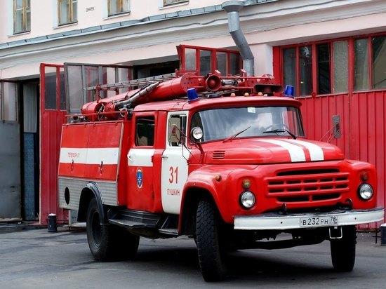 В Ульяновске 26 пожарных тушили частный дом и надворные постройки 