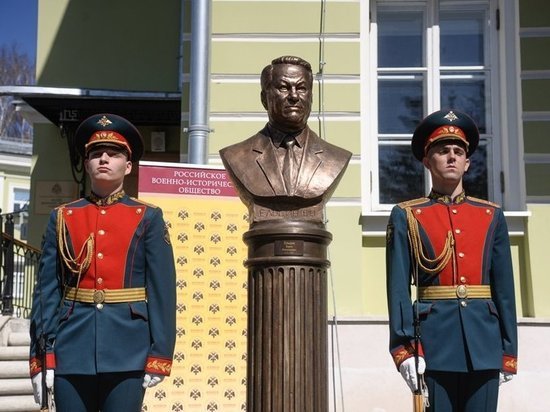 На «Аллее правителей» в Москве открыли бюст первого президента России, отзывы публики — противоречивые