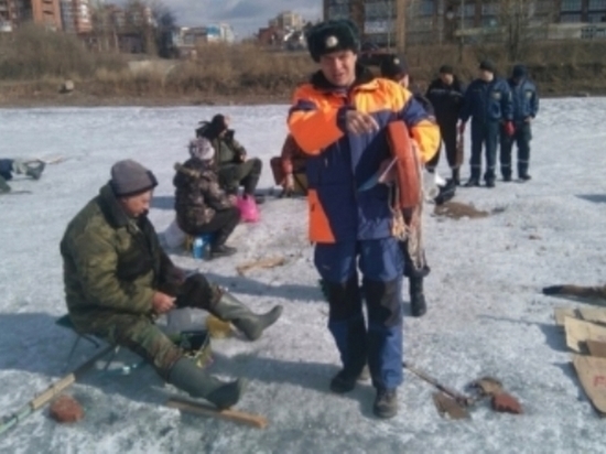Жители Приангарья продолжают выходить на лед, невзирая на смертельную опасность