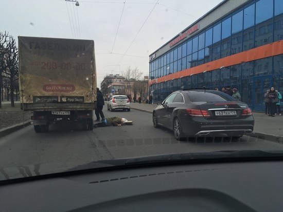 В Петербурге грузовик сбил женщину