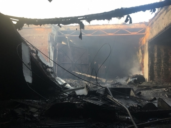 В Иркутске пожарные в течение 6 часов тушили лесопилку
