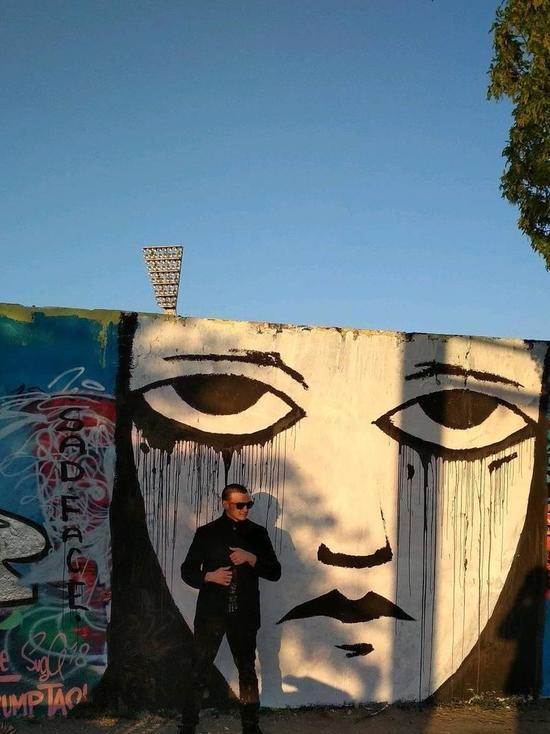 Российский художник нарисовал на Берлинской стене «Грустное лицо»