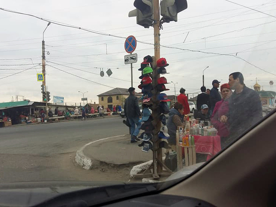 Астраханский предприниматель арендовал светофор для продажи кепок