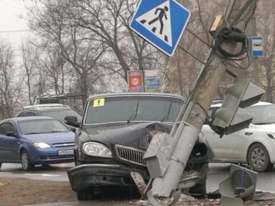 «Волга» врезалась в столб на Казанском шоссе в Нижнем Новгороде