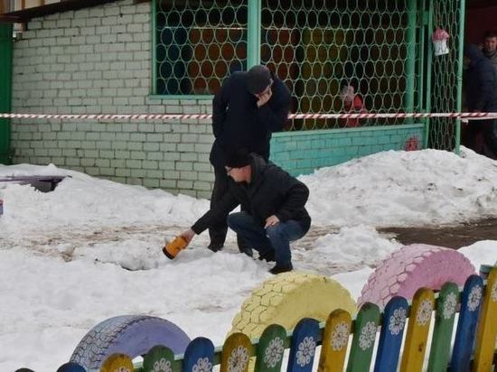 В Кирове трехлетний мальчик провалился в садике в яму 