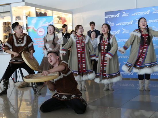 Аэропорт «Якутск» поздравил пассажиров с Днем республики 
