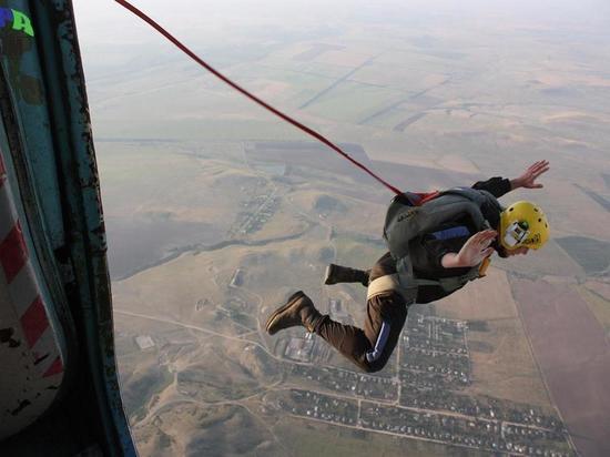 Разведчики в Тамбове отработали экстремальные прыжки с парашютом