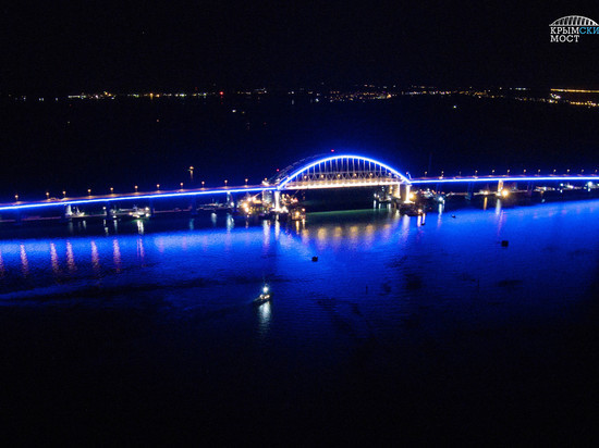 Это красиво: строители тестировали ночную подсветку моста в Крым