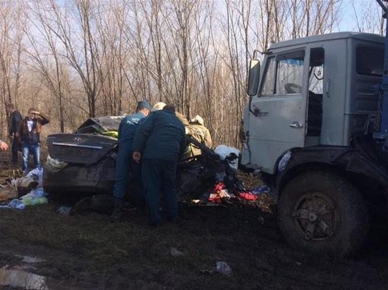 В Самарской области «Хендэ» врезался в «КАМАЗ», два человека погибли 