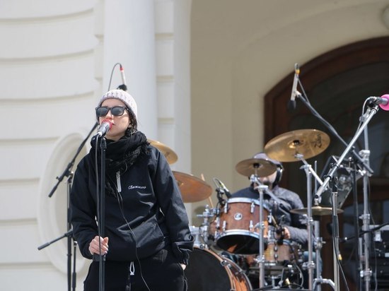 Рок-группа "Мураками" выступила на открытии фонтана в усадьбе Асеевых