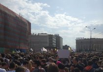 "Тысячи молодых и прогрессивных людей в данный момент выступают в защиту интернета в Москве", - заявил Павел Дуров