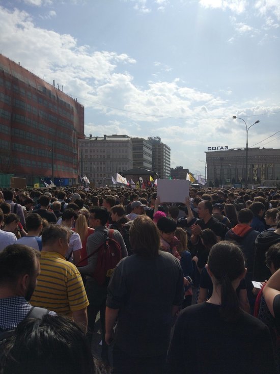 "Тысячи молодых и прогрессивных людей в данный момент выступают в защиту интернета в Москве", - написал Павел Дуров