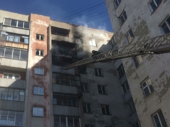В Екатеринбурге эвакуировали 25 человек из горящего многоэтажного дома