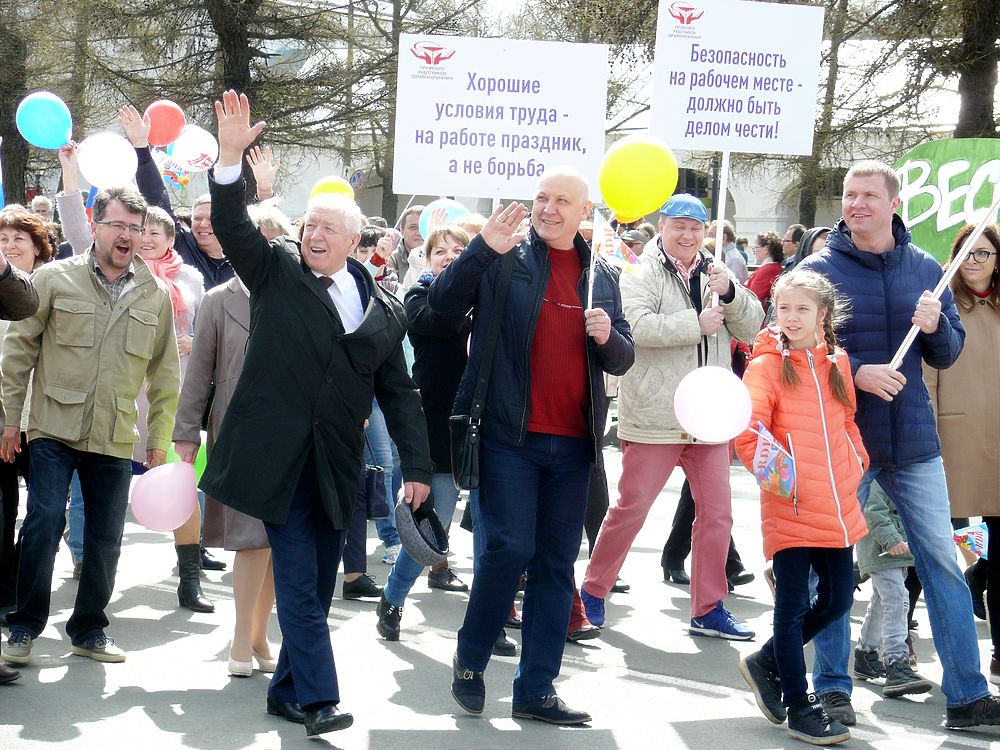 Многотысячная колона прошла по Советской в Костроме. Как это было...