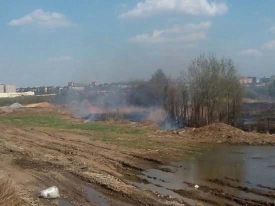 Напротив Суворовского училища горит сухая трава