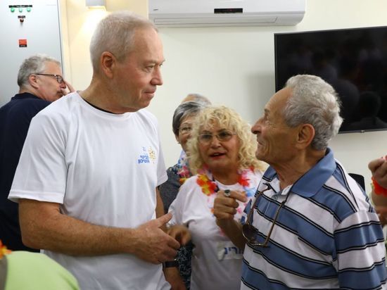 300 сотрудников Минстроя во главе с Йоавом Галантом отправились волонтерами в хостели 300 сотрудников Минстроя во главе с Йоавом Галантом отправились волонтерами в хостели