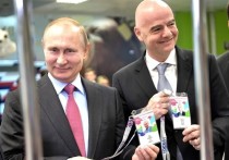 Владимир Путин и президент ФИФА Джани Инфантино в четверг стали счастливыми обладателями паспортов болельщиков, которые позволят им беспрепятственно посещать матчи мундиаля