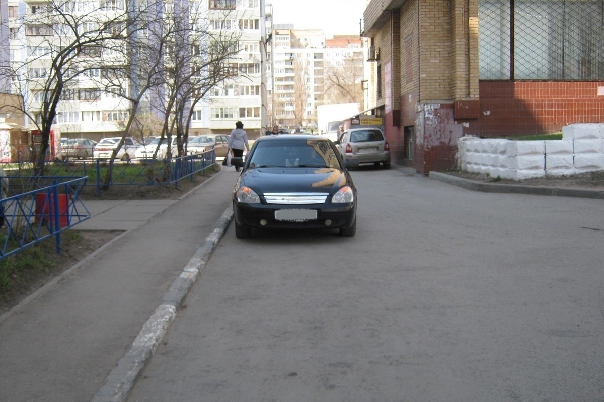 Задний ход во дворе. Автолюбитель Тольятти. Движение во дворах и жилых зонах. Движение автомобилей в жилой зоне. Сбитый пешеход в жилой зоне.