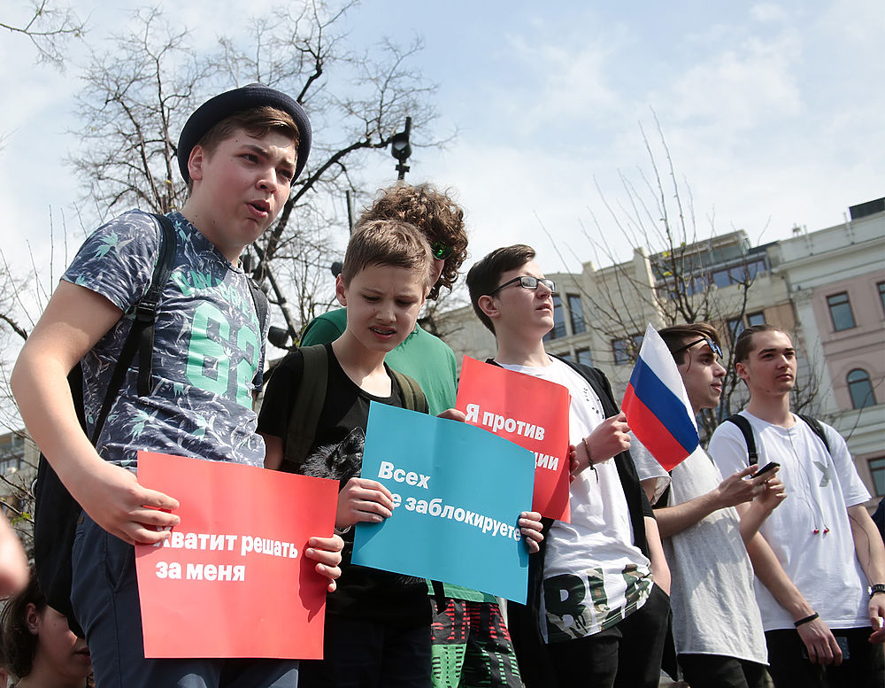 Дети на митинге навального. Школьники на митинге. Навальный школьники. Школьники на митинге Навального. Школьники навальнята.