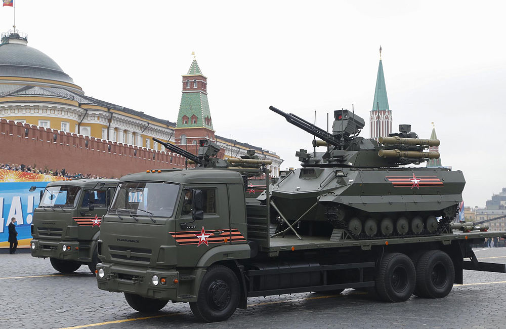 Моряки, танки и “Ярс” на Красной площади: кадры репетиции парада Победы