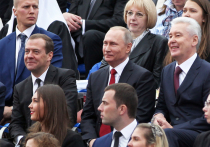 Поздно вечером в воскресенье Владимир  Путин встретился с членами кабинета министров, который сложит с себя полномочия в день инаугурации президента