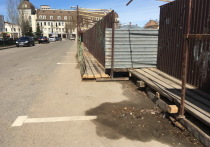 Строительная компания «Камастройинвест», забор которой вышел за пределы отведенного участка и оказался на проезжей части, после публикации «МК-Поволжье» вернула на место часть ограды
