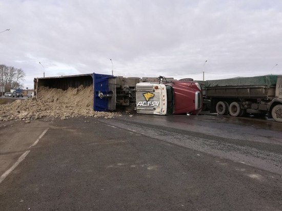 В Новосибирске фура с песком перевернулась на трассу
