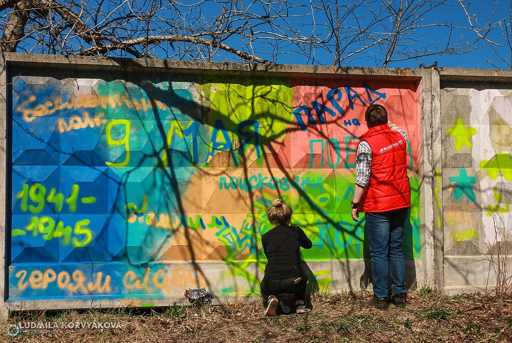 Миру – мир: петрозаводские школьники разрисовали унылый забор яркими граффити к 9 мая