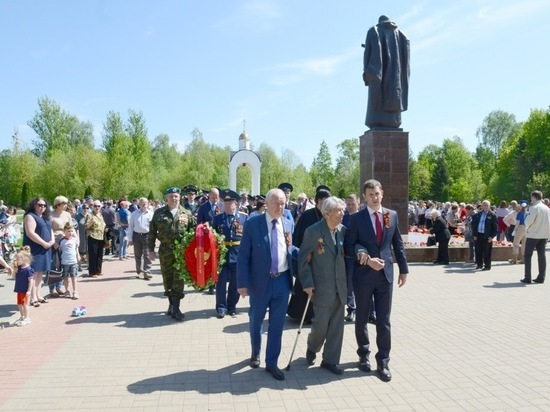 Сохраняя память: митинг состоялся у монумента воинам-освободителям 50-й армии в Калуге 