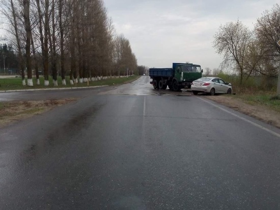 В Тольятти водитель на иномарке подрезал «КАМАЗ», два человека пострадали 