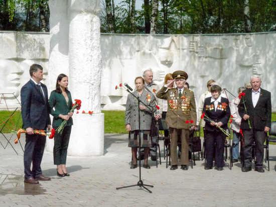 В Туле возлагают цветы к военным мемориалам 