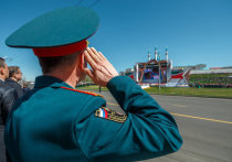 Площадь Тысячелетия сегодня стала местом притяжения для многих тысяч жителей Казани и туристов, оказавшихся в День Победы в столице Татарстана