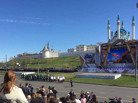 Президент Татарстана возложил цветы к Вечному огню в парке Победы в Казани