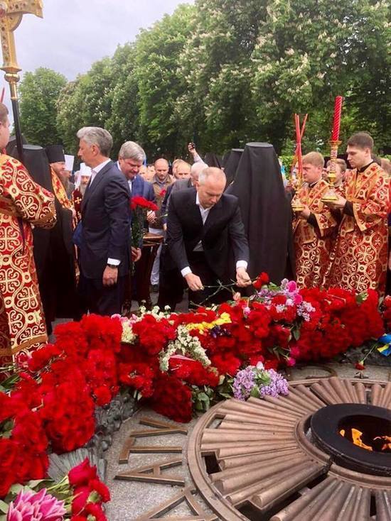 Депутат украинского парламента перевязал цветы черной и оранжевой лентами по отдельности
