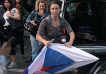 В столице Чехии 9 мая произошла стычка между участниками антикоммунистического митинга и русскоязычными гражданами, которые праздновали День Победы. Автомобили последних были атакованы, а их сами оскорбляли, в том числе называя «русскими свиньями». 