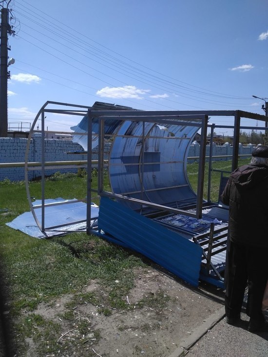Ветер снес остановочный павильон возле «Мордовия Арены» Ветер снес остановочный павильон возле «Мордовия Арены»