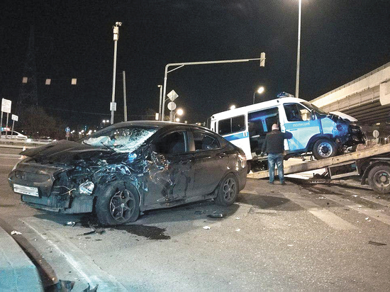 Полицейский устроил ДТП, пытаясь помочь раненому сослуживцу Полицейский устроил ДТП, пытаясь помочь раненому сослуживцу
