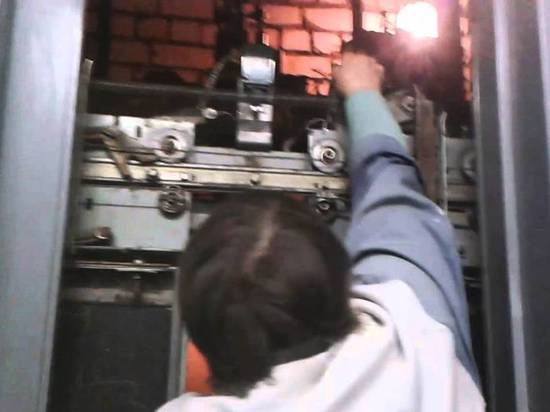 25-летний работник фирмы попытался выбраться из застрявшего грузового лифта через зазор между стеной и полом