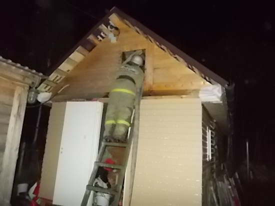 В Заокском районе пожарные тушили баню