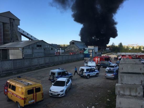 Дым от сильного пожара напугал казанцев Дым от сильного пожара напугал казанцев