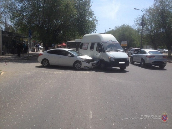 В Волгограде в аварии с маршруткой пострадала пенсионерка