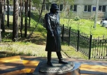 В парке «Отражение Советского Союза», расположенном в центре Ангарска, установили монумент герою фильма «Место встречи изменить нельзя» Глебу Жеглову