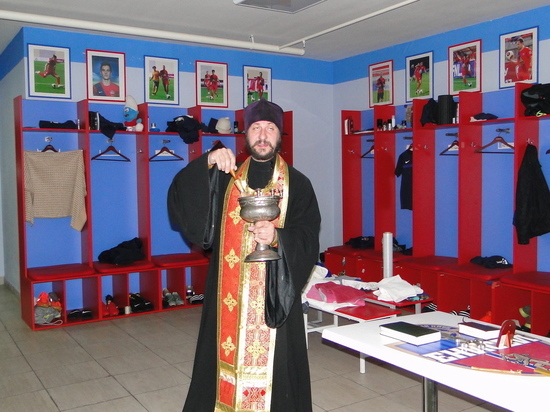 Священник «наставил на всякое доброе дело» пространства в крытом манеже «Футбол-Арена Енисей» 