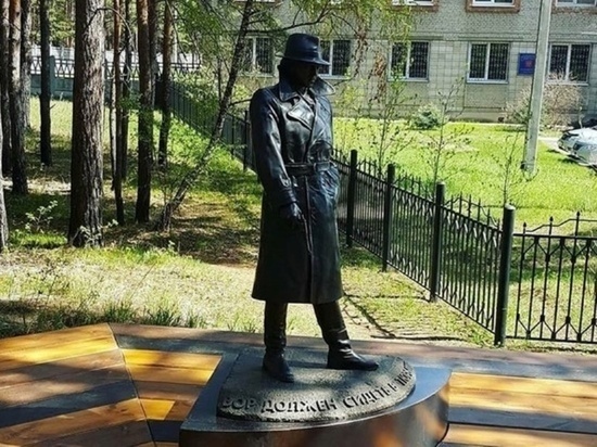 В парке "Отражение СССР" они поставили скульптуру Глеба Жеглова, а на постаменте запечатлели знаменитый афоризм